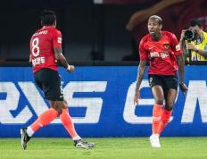 转会期突围战来临；瓦伦西亚围绕亚冠远射贴柱；质疑声仍在；轮换策略成焦点(亚泰中场核心塞尔吉尼奥)